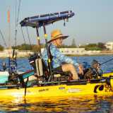 Il Kayak: un monoposto leggero con scafo affusolato che viene spinto con la sola forza delle braccia utilizzando una pagaia a due pale